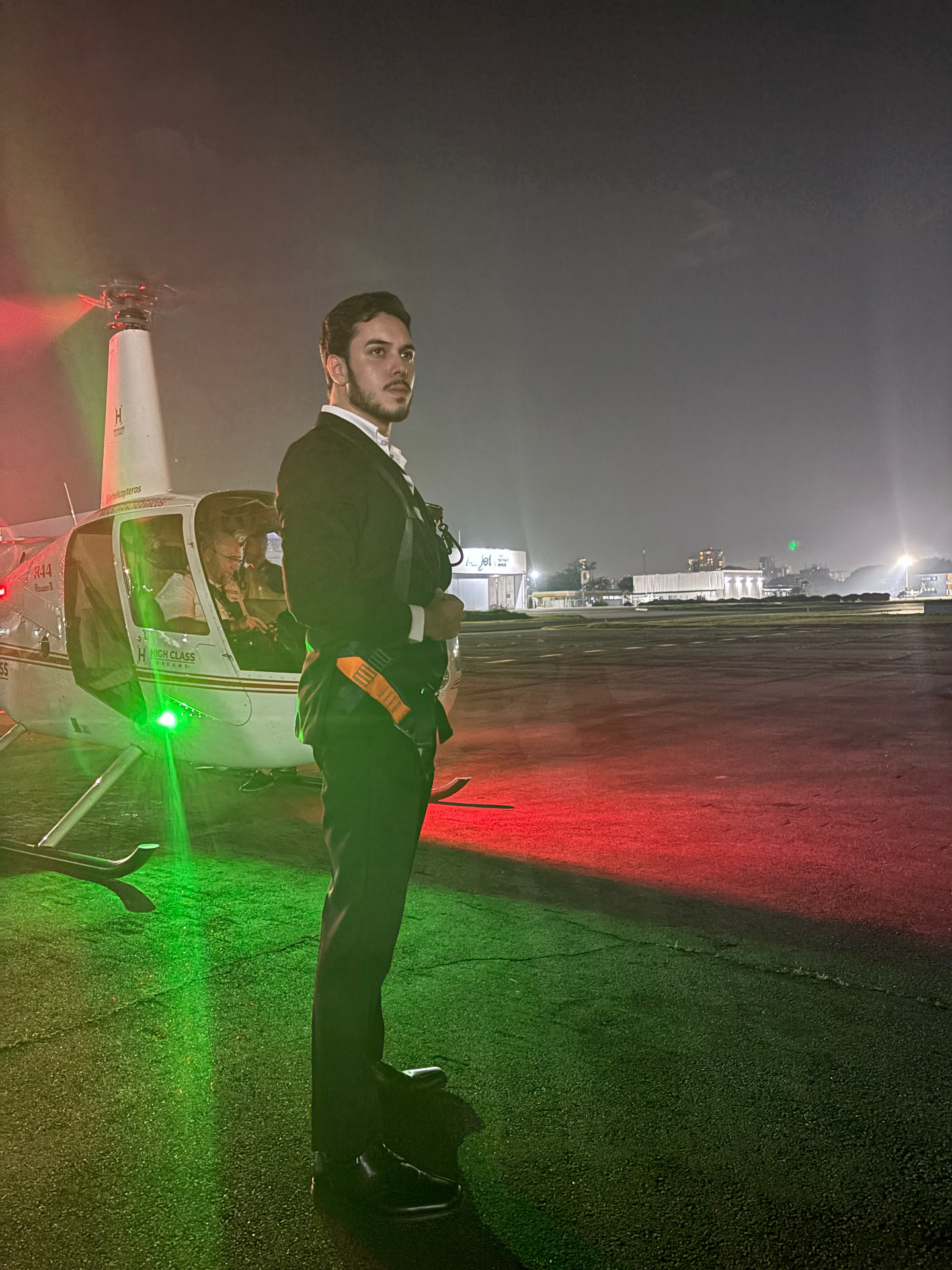 Samuel Oliveira ao lado de um helicóptero